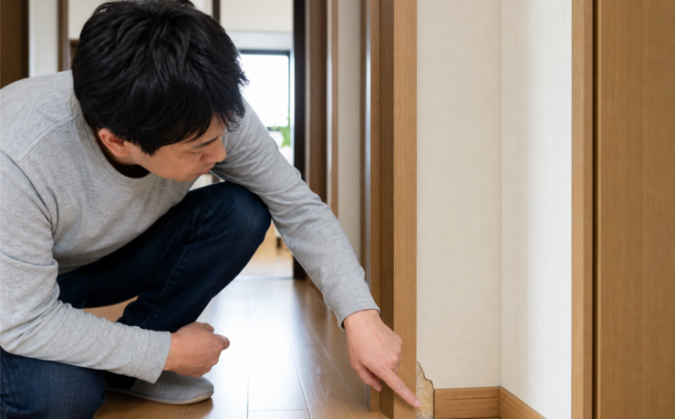 ドア枠の角が欠けて下地が見える。部分補修で形を戻せる？